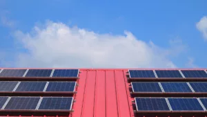 Panneaux photovoltaïques sur bac acier • la solution idéale pour votre toiture lyonnaise !